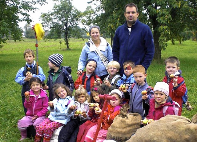 Erzieherin Melanie Bge mit  Ortsvorst...den Kindergartenkindern beim Apfeltag   | Foto: Privat