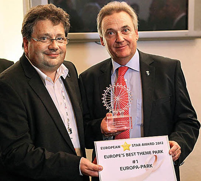 Jrgen Mack (rechts), Inhaber des Euro...en nahmen die  Auszeichnung entgegen.   | Foto: Europa-Park