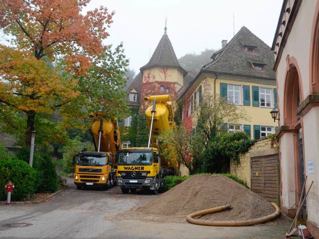 Staufener Schlosskeller wird mit Kies befllt.  | Foto: Hanna Schreiner