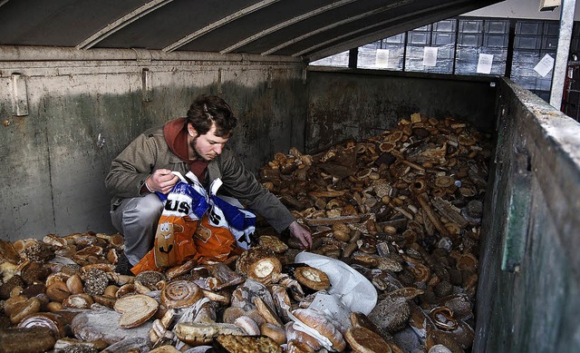 Backwaren landen auch in der Schweiz l...len) Mlltauchern doch noch recycelt.   | Foto: Kai Lffelbein