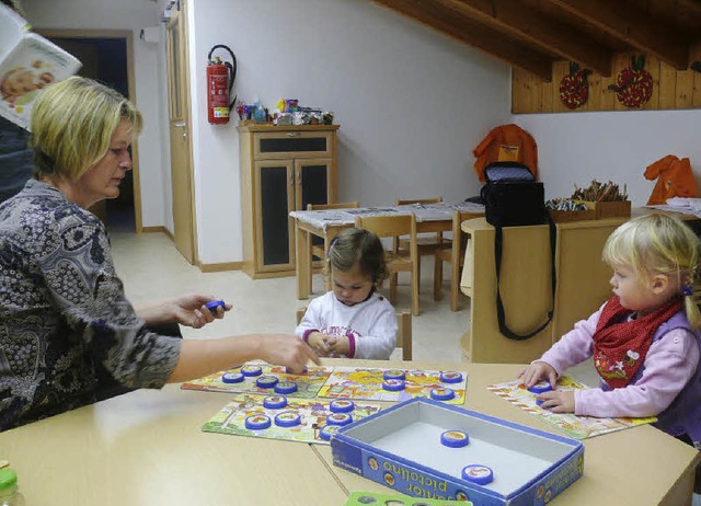 Neue Krippengruppe im Dora-Merian-Kind... mit Emilia und Tarja am runden Tisch.  | Foto: Sylvia Bleckmann