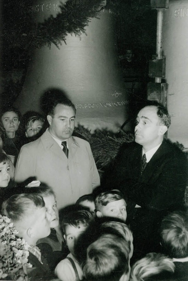 OB KIng (links) und Pfarrer Mennecke bei der Ankunft der Glocken.  | Foto: Privat