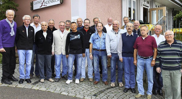 Ehemalige Fuballspieler lassen die Ja...nd 1972 beim Treffen Revue passieren.   | Foto: Gerold Bchle