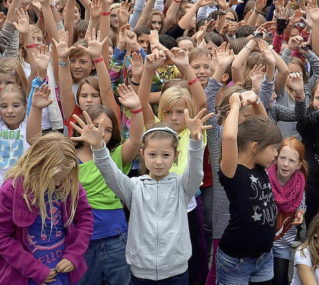 Kinder des Tanz Centers Just Dance fre...Flashmob in der Lrracher Innenstadt.   | Foto: Privat