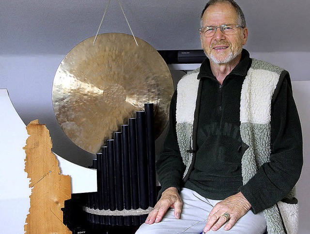 Liebt die Symbolik seines Gongs: Hans-Joachim Baublies.    | Foto: Peter Heck