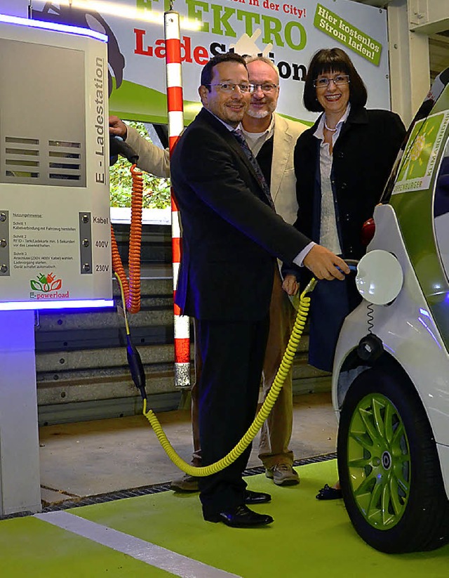 Volltanken, bitte: Anthea Gtz (v. r.)...neuen E-Ladestation im City-Parkhaus.   | Foto: Seller