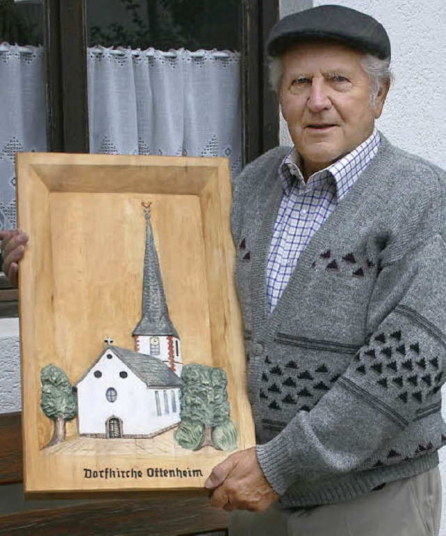 Franz Fehrenbach und das geschnitzte R...imer  ev. Kirche mit historischem Turm  | Foto: Martin Frenk