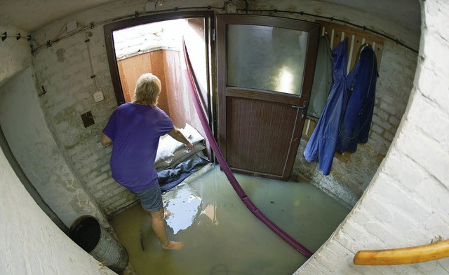 Wenn die Wassermassen den Keller flute...zer im ersten Moment oft berfordert.   | Foto: Arno Burgi/dpa