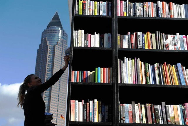 Lesegenuss unterm freien Himmel, biete...hek in Frankfurt auf der Buchmesse an.  | Foto: dpa
