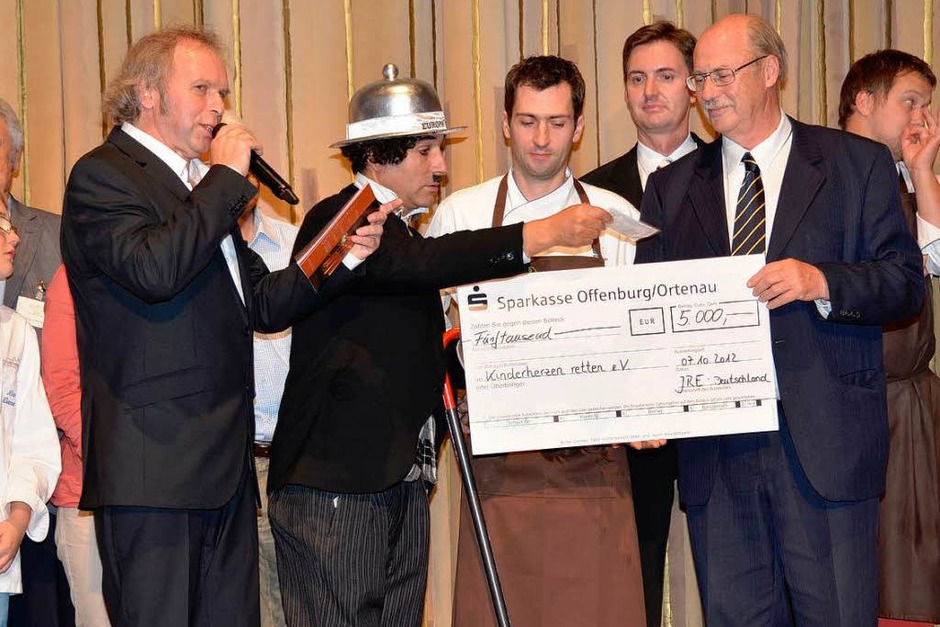 Die Benefizgala der Jeunes Restaurateur in Baden-Baden zugunsten der Aktion Kinderherzen: Die Scheckübergabe von Daniel Fehrenbacher an Sven von Ungern-Sternberg. (Foto: Christian Kramberg) Die Benefizgala der Jeunes Restaurateur in Baden-Baden zugunsten der Aktion Kinderherzen: Die Scheckübergabe von Daniel Fehrenbacher an Sven von Ungern-Sternberg. (Foto: Christian Kramberg)