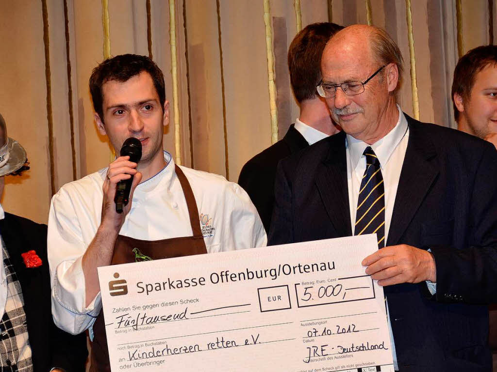 Die Benefizgala  der Jeunes  Restaurateur in Baden-Baden zugunsten  der Aktion Kinderherzen: Die Scheckbergabe von Daniel Fehrenbacher an Sven von Ungern-Sternberg.