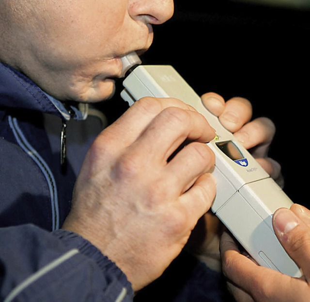 Krftig pusten: Ein Autofahrer bei der Alkoholkontrolle.  | Foto: DPA