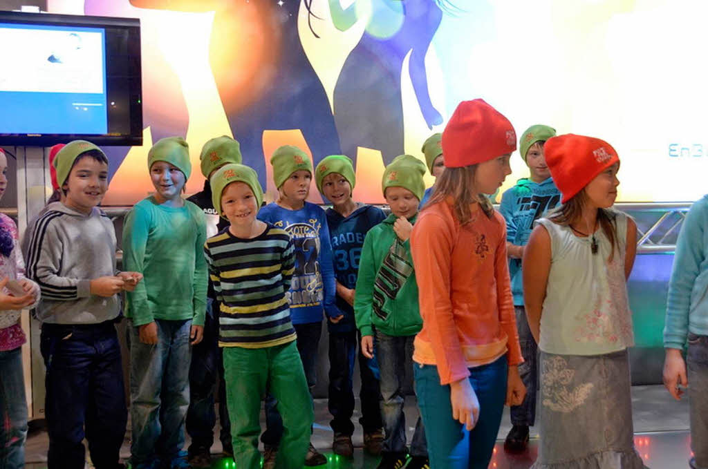 Science Days 2012: Die Dritt- und Viertklssler aus Pfaffenweiler tanzen sich ihren eigenen Strom.