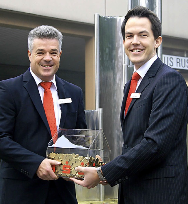 Hubert Burger (links), Leiter der  Ges...uschen, dessen Inhalt zu schtzen ist.  | Foto: Sparkasse