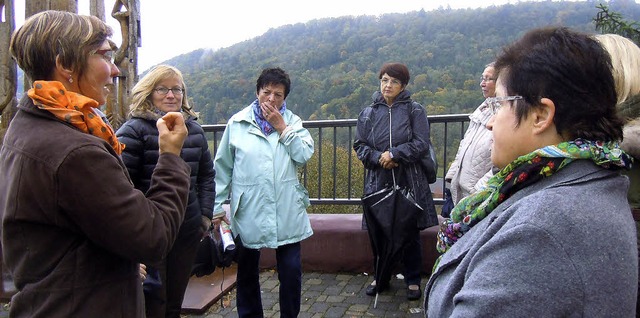 Sabine Amann (links) referierte im Rah...hlingen, Sitz der Ahnfrau Anna&quot;.  | Foto: Binner-Schwarz