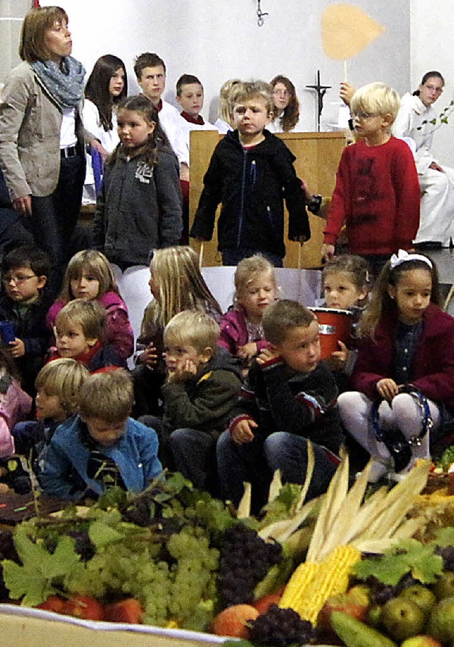 Die Kinder staunten im Gottesdienst ber die Erntegaben.   | Foto: privat