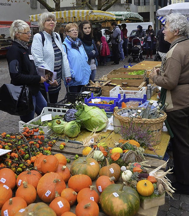 Marktrundgang mit Marktmeisterin Mireille Schleith (links)   | Foto: Katharina Kubon