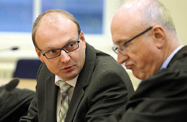 Anwalt Rudolf Fenn (rechts) thematisie...tzung des  Brgermeisters gehen wird.   | Foto: dpa
