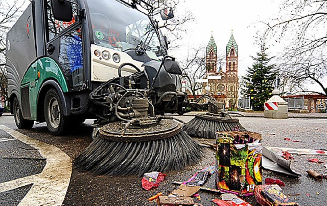 Kehrfahrzeug im Silvestereinsatz: Die ...ts, um das Partyspektakel zu beenden.   | Foto: Kunz