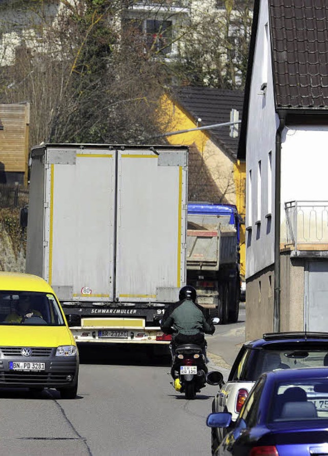 Autos und Lastwagen fahren mitten durch Munzingen.   | Foto: Ingo Schneider