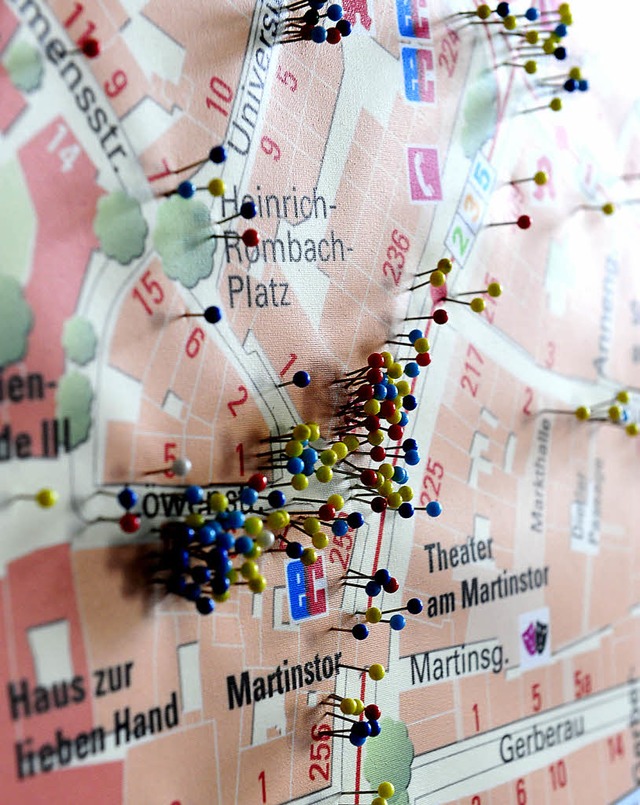 Ein Stadtplan im Polizeirevier Freibur...edeutet gefhrliche Krperverletzung.   | Foto: Ingo Schneider