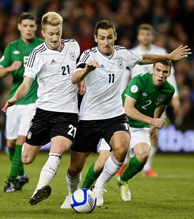 Marco Reus (links) drngelt  Miroslav ... zum 1:0 fr das  deutsche Team ein.    | Foto: afp