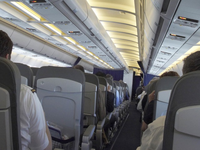 Im Innern eines Airbus der Lufthansa, ...g ein verdchtiger Geruch aufgetreten.  | Foto: dpa