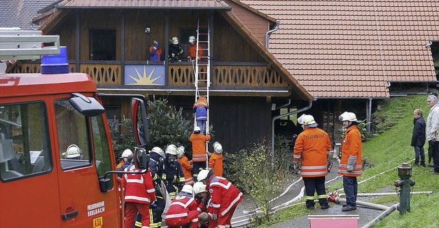 ber eine Leiter rettete die Feuerwehr die Menschen vom Balkon<ppp> </ppp>  | Foto: fotos: heidi fssel