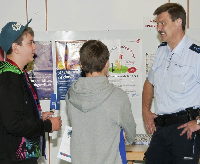 Auch die Polizei war mit einem Stand v...rte ber den Beruf des Polizeibeamten.  | Foto: Alexander Anlicker