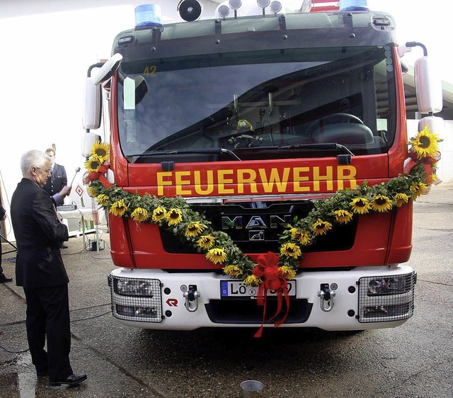 Frische Lschkraft im Feuerwehrstall: ...Kommandant Dietmar Fink (ganz rechts).  | Foto: Heiner Fabry
