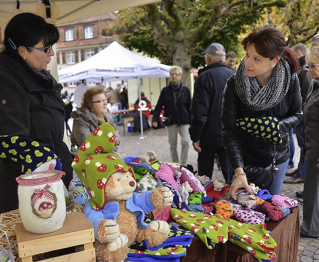 Der Hobby- und Kreativmarkt lockte am Sonntag im Kastanienpark die Besucher an.   | Foto: Maja Tolsdorf