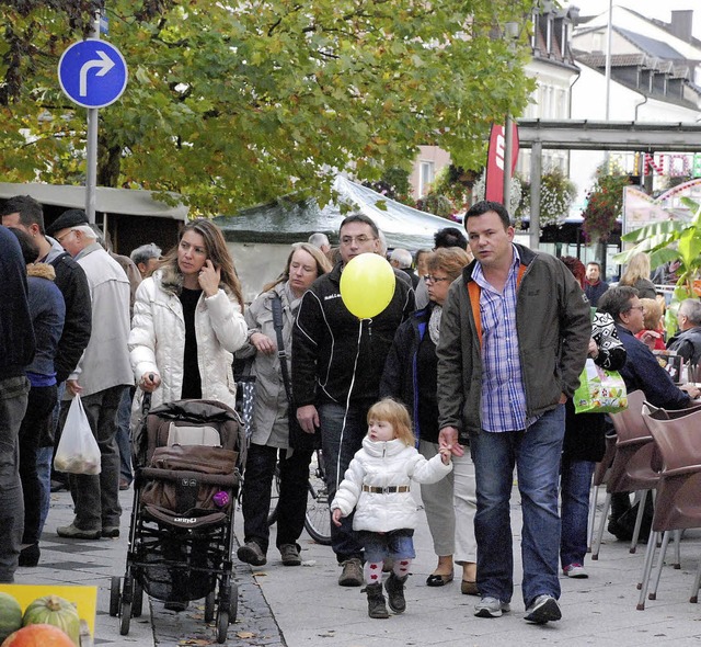 Viele Familien spazierten von Platz zu...ndere schtzten mehr das Warenangebot.  | Foto: Maja Tolsdorf