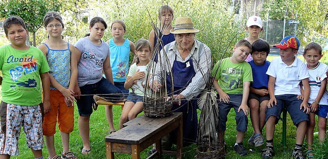 August Kiefer zeigte den Kindern, wie man einen Korb flechtet.   | Foto: privat