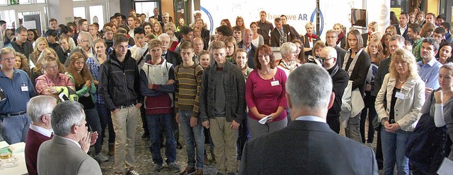 Erffnung: OB Dietz (rechts vorn) begr...atorin Martina Massing (links vor ihm)  | Foto: Hannes Lauber