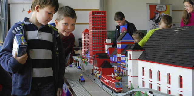 Eine Stadt aus Legosteinen war bei den Projekten an der FES zu bestaunen.   | Foto: Thomas Loisl Mink