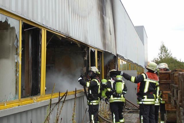 Grobrand in Offenburger Gewerbegebiet – Lagerhalle in Flammen
