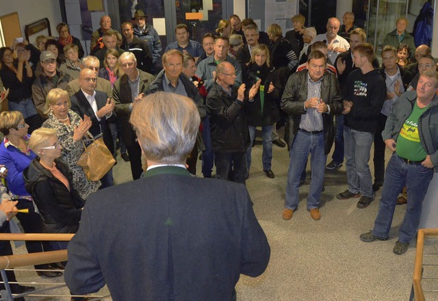 Brgermeister Frstenberger gibt das Ergebnis bekannt.   | Foto: Langelott