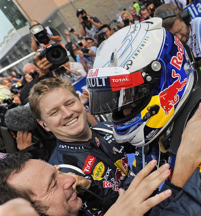 Sebastian Vettel fllt nach dem Sieg seinen Mechanikern in die Arme.   | Foto: AFP
