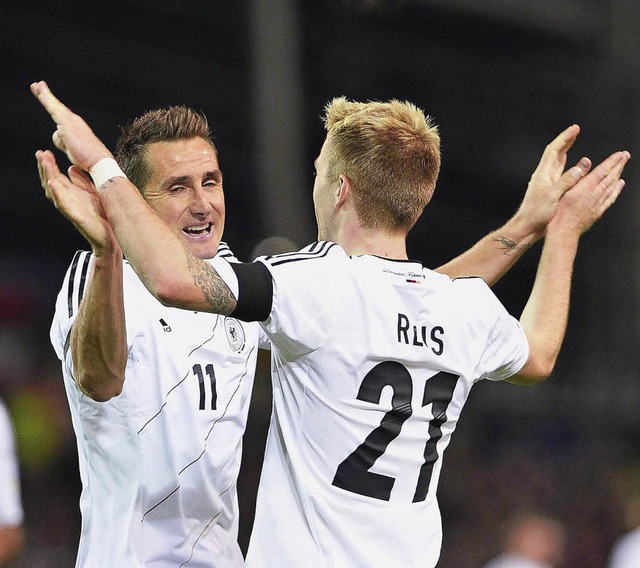 &#8222;Brutale Schusstechnik&#8220;: Miroslav Klose (rechts) ber Marco Reus  | Foto: dpa