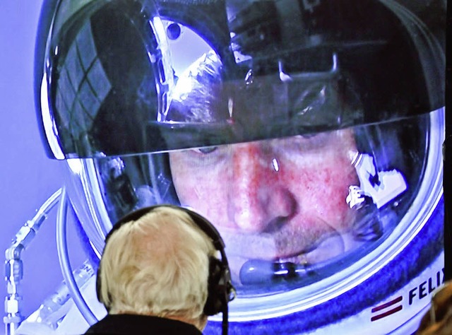 Felix Baumgartner auf dem Bildschirm im Kontrollzentrum vor seinem Flug   | Foto: DPA/AFP/red bull