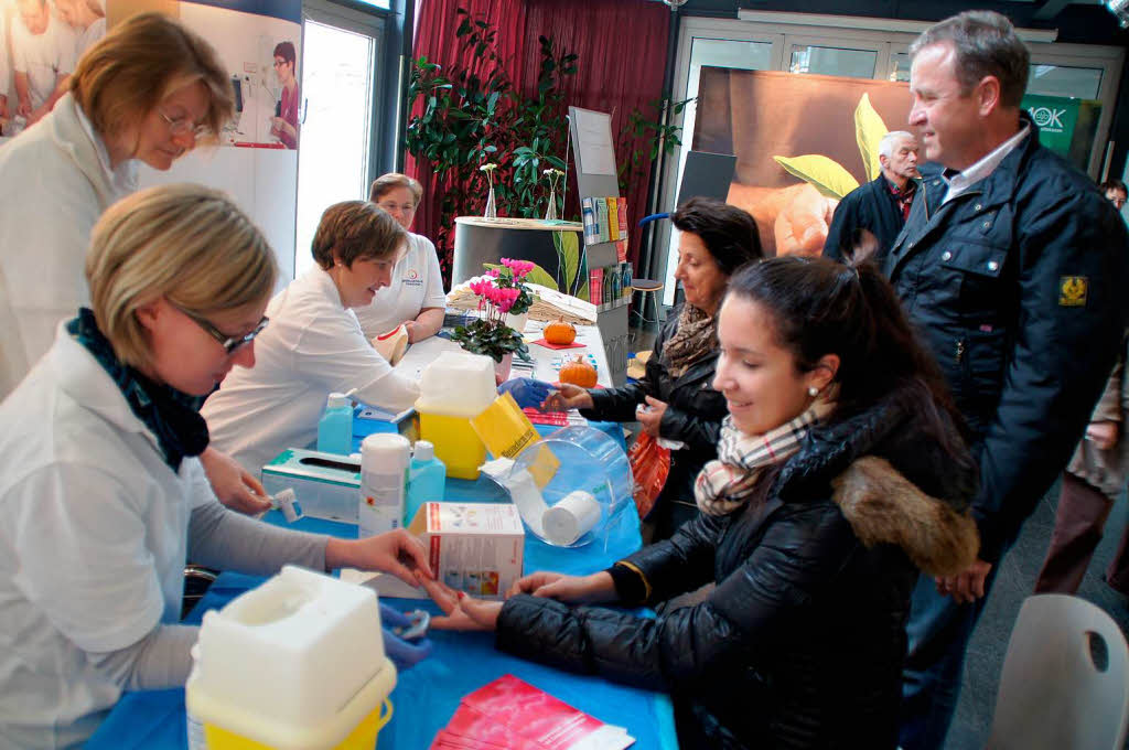 Wellness und Gesundheit in Herbolzheim: Blutzuckerbestimmung bei den Fachkrften des Kreiskrankenhauses.