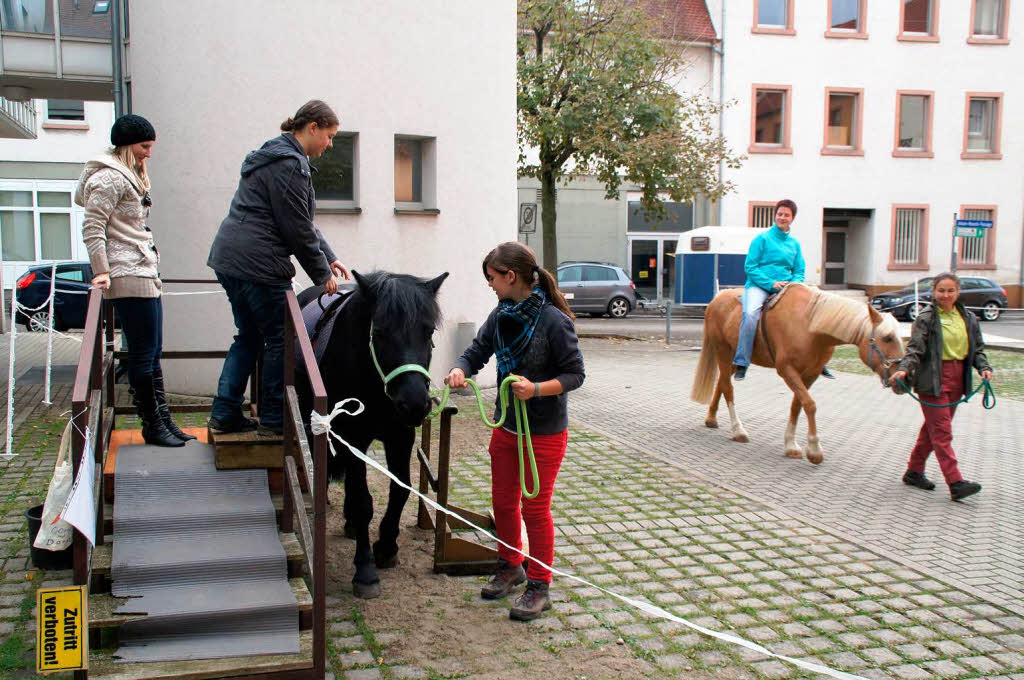 Wellness und Gesundheit in Herbolzheim: Leichter Aufstieg fr den Ritt mit dem Therapiepferd.