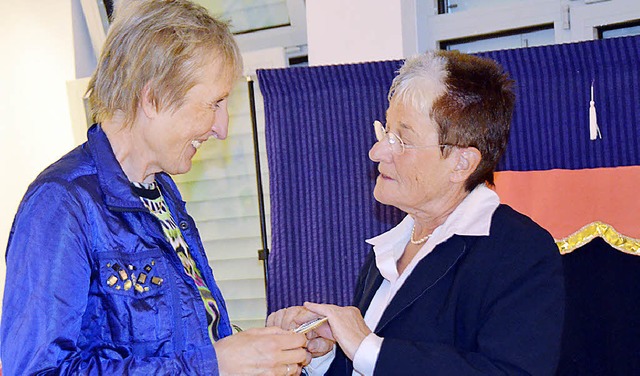 Gudrun Jetter, langjhrige Leiterin de...wurde von Silvia Kraus verabschiedet.   | Foto: wal