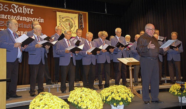 Stefan Spiemann (Zweiter von links) w...Sngerbunds berreichten die Urkunden.  | Foto: Marion Domann