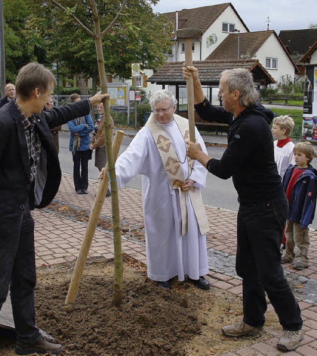 Mit vereinten Krften wurde auf dem Ki...n der Mitte Pfarrer Herbert Malzacher.  | Foto: Hans Jrgen Kugler