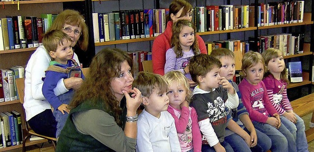 Gespannt lauschen die Kindergartenkinder der Geschichte von Ringo Rabe.  | Foto: Jutta Binner-Schwarz