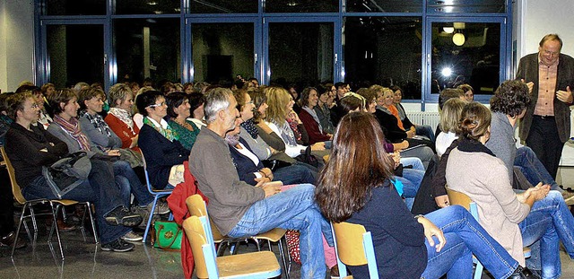 knapp 100 Eltern und Lehrer kamen  am ...ngen zum Vortrag von Wolfgang Endres.   | Foto: Kuhlmann