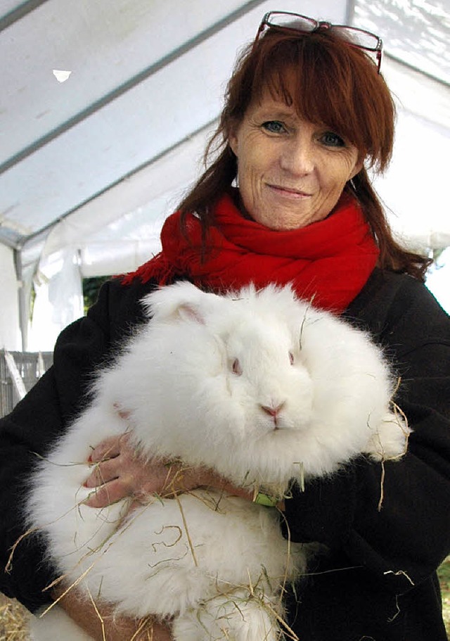 Petra Kubiak mit einem der  Angorakaninchen  | Foto: OUNAS-KRUSEL