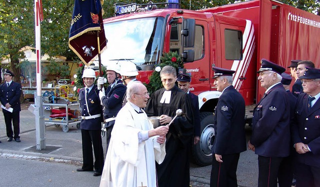 Kurt Hilberer und Fritz Breisacher wei...n Gertewagen der  Feuerwehr Umkirch.   | Foto: kati wortelkamp