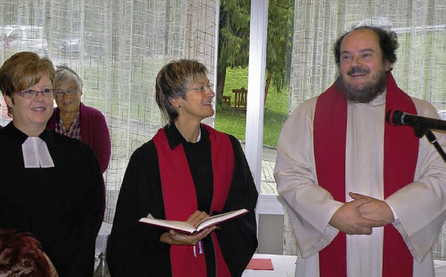 Pfarrerin Susanne Rokopf (links) und ...gen Christian Rave mit offenen Armen.   | Foto: sarah trinler